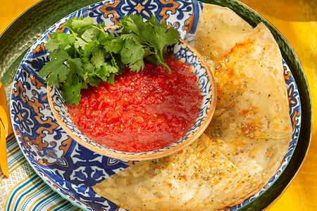 Азизе с луковой лепешкой