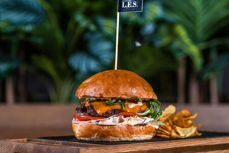 Чизбургер с сыром чеддер