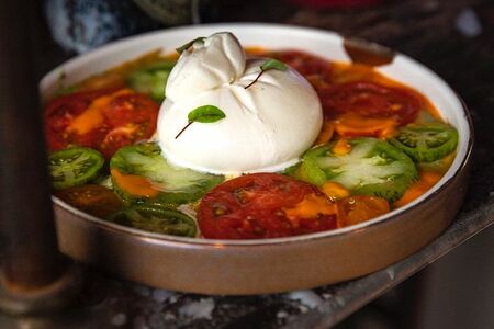 Сыр буррата с карпаччо из томатов