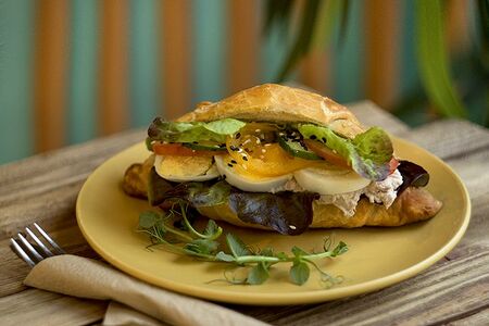 Круассан из слоеного теста на масле с тунцом