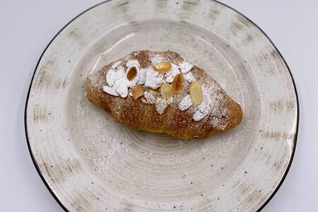 Круассан с миндалем