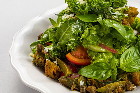 Салат с томатами в стиле панцанелла