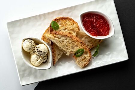 Красная икра с тостами и маслом в золе