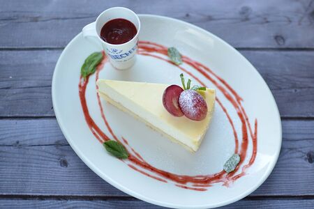 Чизкейк с клубничным соусом