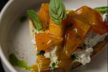 Брускетта с хурмой, манго и страчателлой