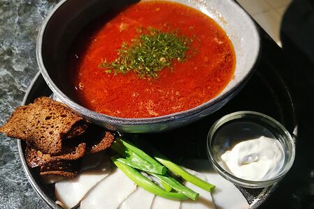 Борщ с говядиной, салом и гренками