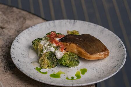 Черная треска с брокколи и страчателлой