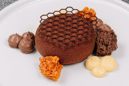 Мусс из козьего сыра с грушей, шоколадом и сотами