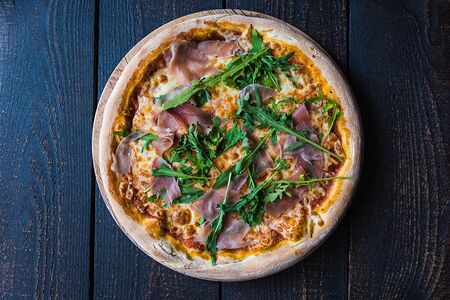 Пицца с хамоном и рукколой