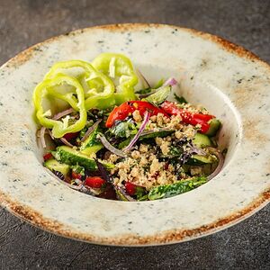 Салат из свежих овощей с грецкими орехами и оливковым маслом