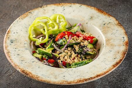 Салат из свежих овощей с грецкими орехами и оливковым маслом