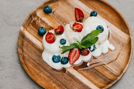 Печеные сырники со сметаной и ягодами