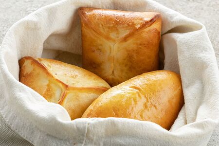 Домашний пирожок с капустой и яицом