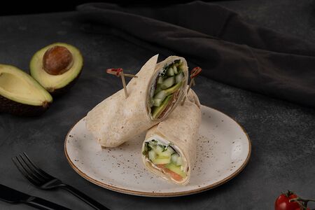 Ролл со слабосоленой рыбой и авокадо