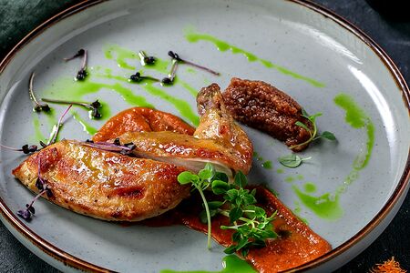 Куриная грудка на кости в томатном соусе с джемом из бекона