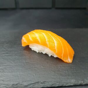Суши с лососем 1 шт