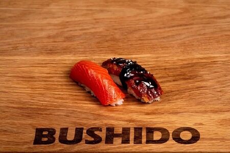 Суши с лососем