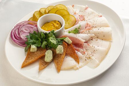 Сало домашнего посола и смалец с чесноком, горчицей и солеными огурчиками