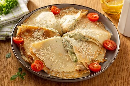 Большая порция блинчиков с сыром и зеленью