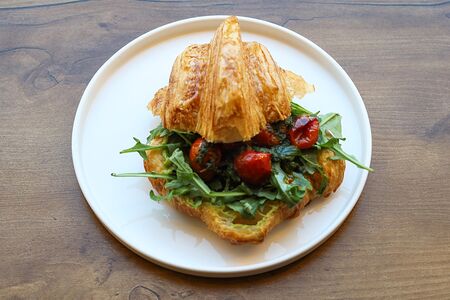 Авокадо-тост с томатами