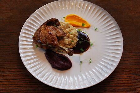 Утиная ножка в глазури унаги с ризотто из ячменя с белыми грибами