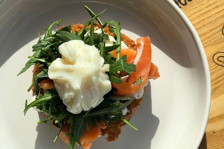 Драники с семгой слабой соли и яйцом Пашот