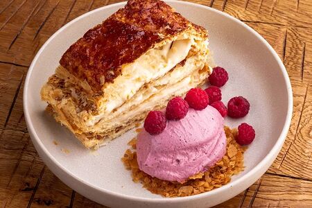 Мильфей с ванильным кремом и клубникой 