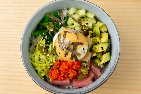 Поке с тунцом и яйцом