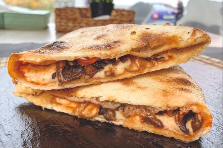 Кальцоне с грибами и сыром