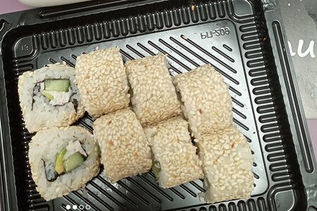 Ролл Калифорния в кунжуте