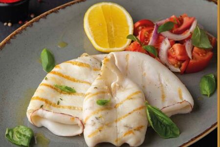 Кальмар на гриле с узбекскими томатами