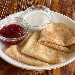Блинчики с вареньем и сметаной