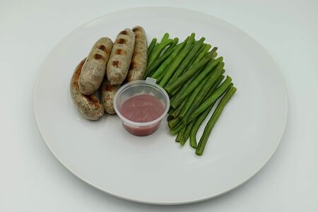 Свиные колбаски-гриль со стручковой фасолью