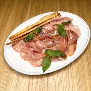 Тарелка мясных деликатесов