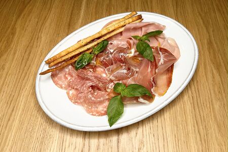 Тарелка мясных деликатесов
