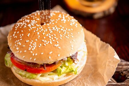 Бургер со свиным стейком