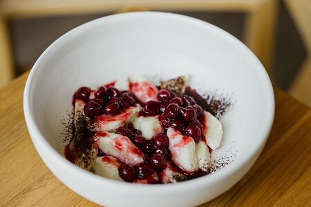 Кнейдлах (ленивые вареники) с вишневым соусом и какао 