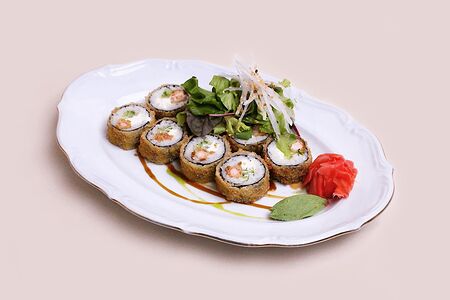 Жареный ролл креветка темпура с огурцом и крем сыром