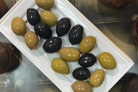 Оливки и маслины гигантские