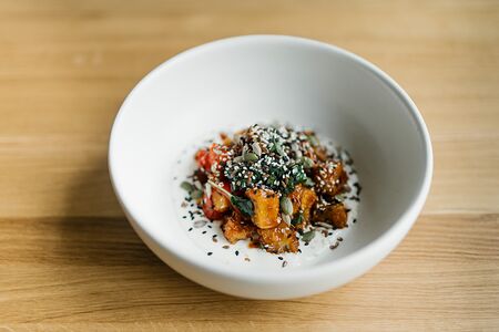 Салат с хрустящими баклажанами и греческим йогуртом