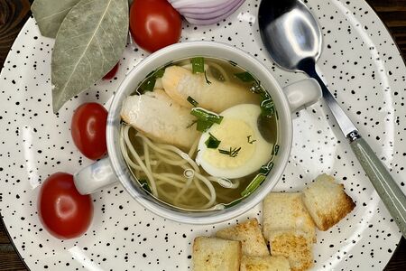 Куриный бульон с яйцом и сухариками