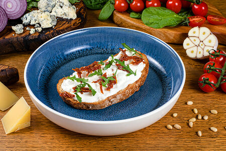 Брускетта с страчетеллой и вяленными томатами