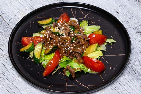 Теплый салат с говядиной