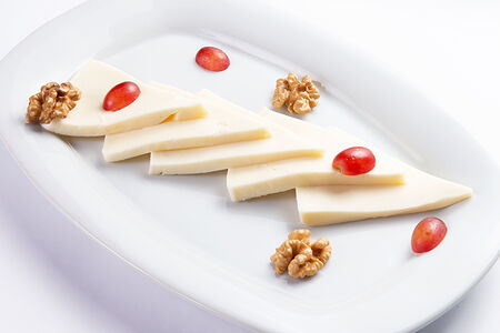 Сыр сулугуни в нарезку