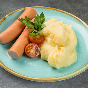 Вареная сосисочка с картофельным пюре