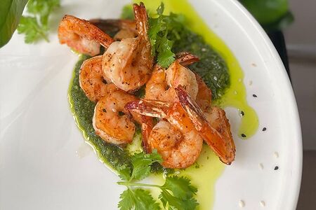 Жареные креветки с соусом песто