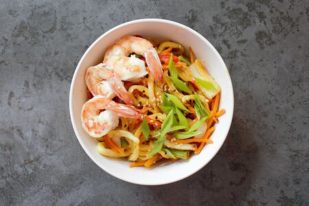 Wok с королевской креветкой