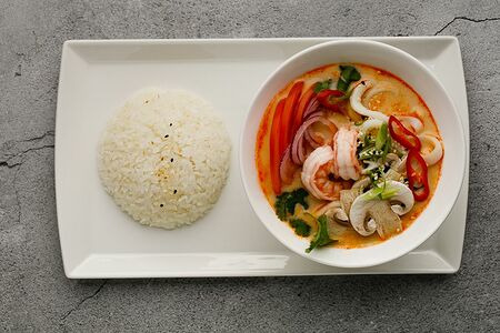 Том ям с креветками и кальмаром