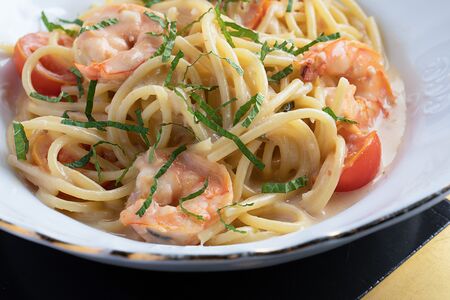 Спагетти с креветками и лемонграссом