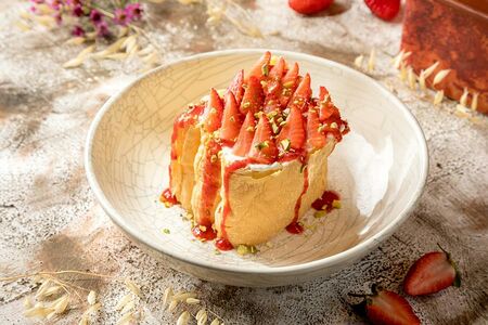 Мильфей с муссом из сыра маскарпоне, сезонными ягодами, клубничным соусом и фисташками